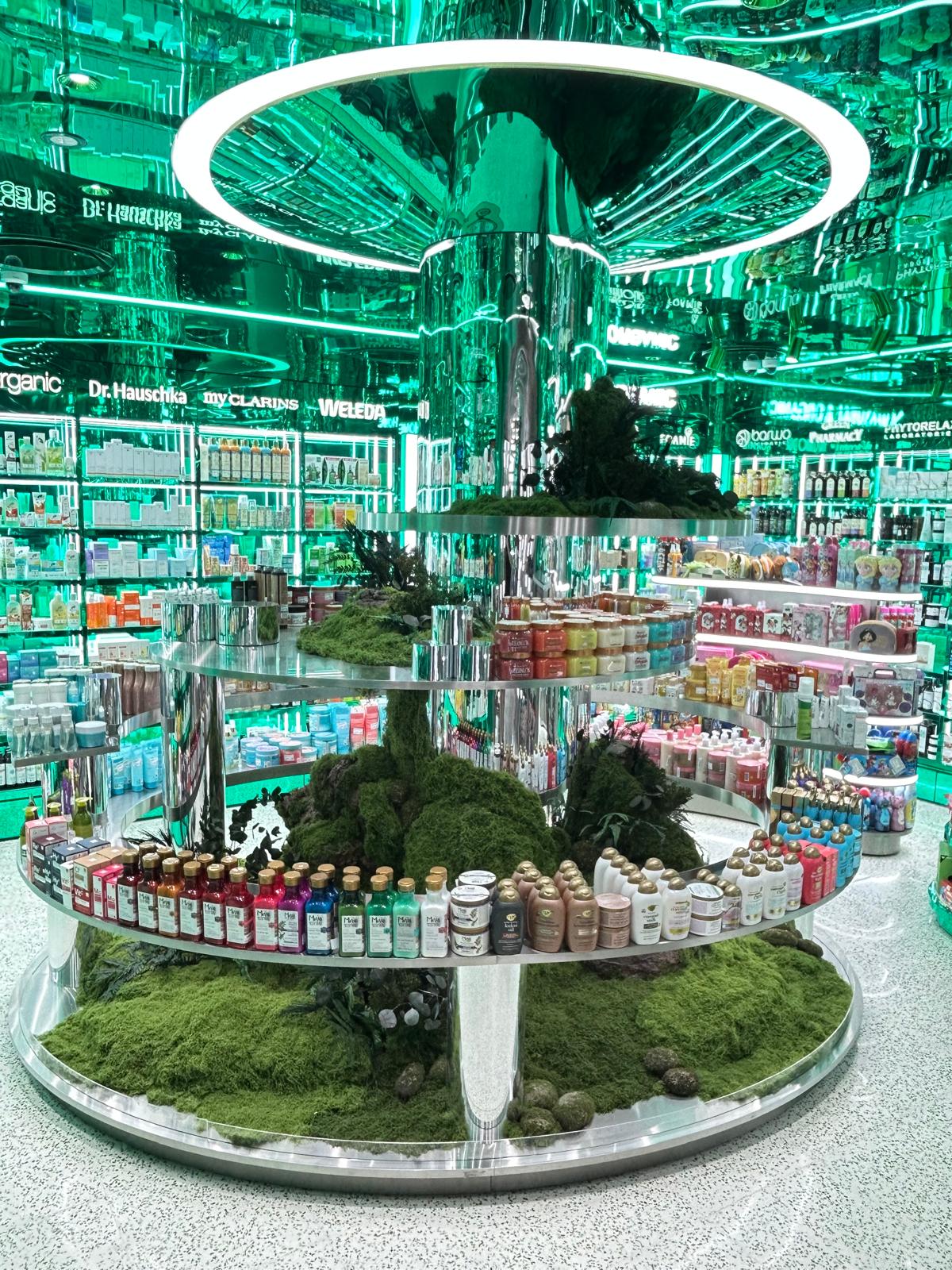 Expositor comercial con decoración de musgo