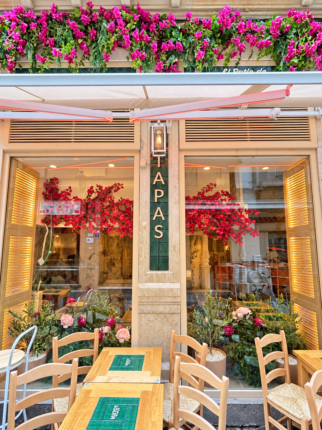 Fachada de bar decorada con buganvillas