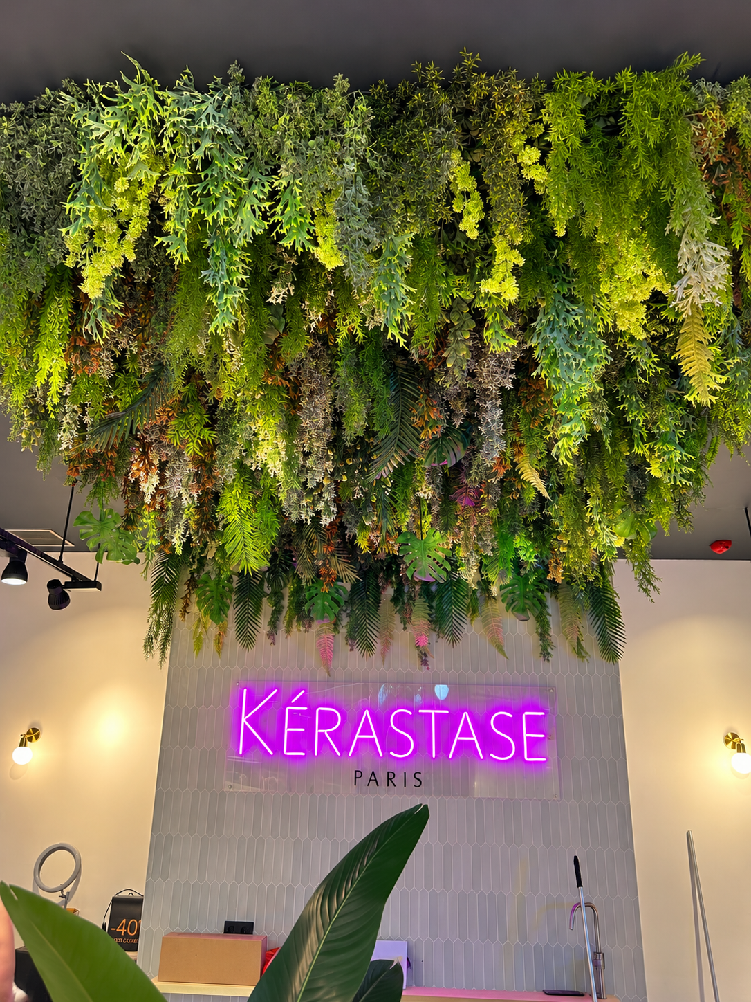 Techo vegetal decorativo en salón Kérastase