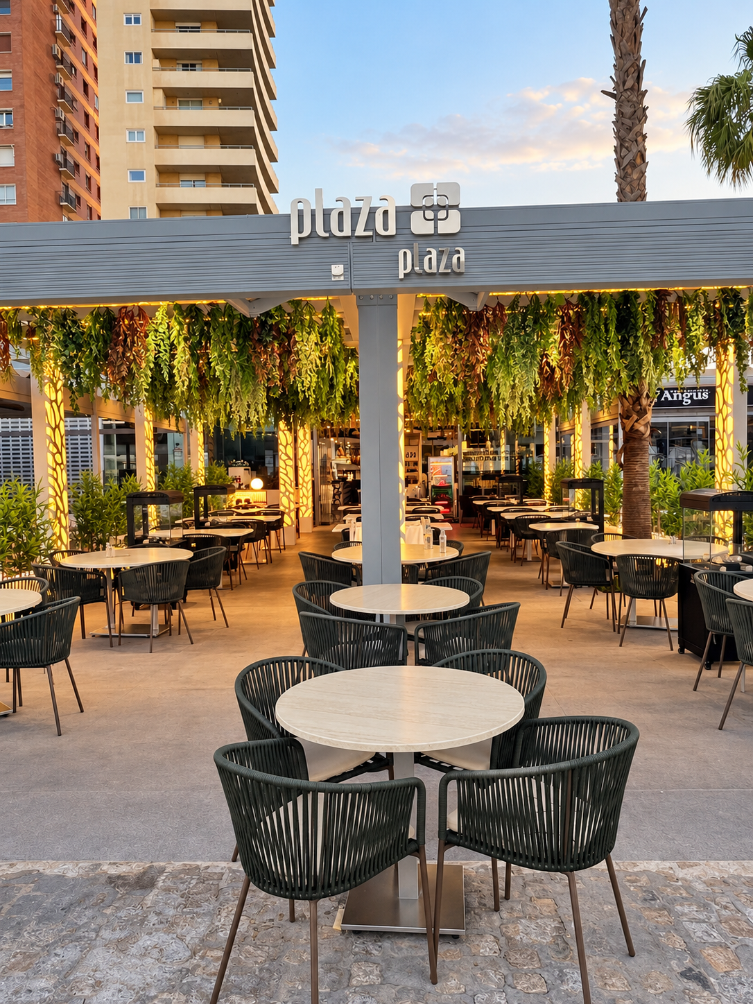 Terraza de cafetería con plantas colgantes