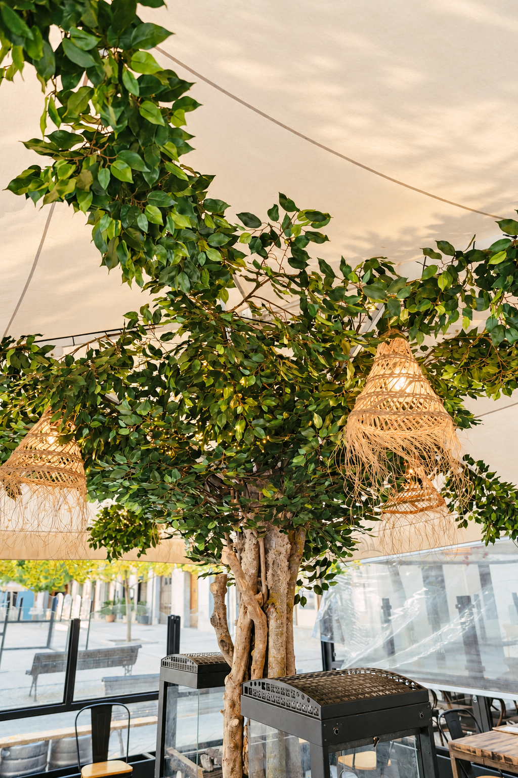 Terraza con árbol artificial decorativo